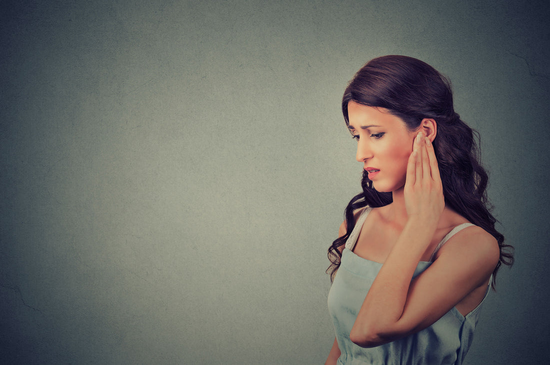 Druck auf den Ohren wegbekommen: Die besten Tipps, Tricks & Hausmittel