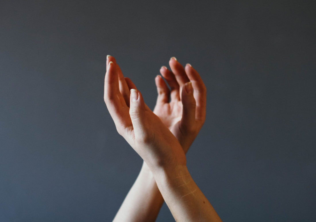 Schwitzige Hände: Die besten Tipps, Tricks & Behandlungen gegen schwitzige Hände